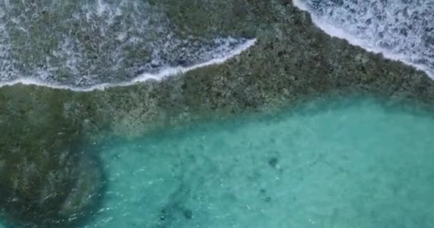 Blick Von Oben Auf Die Küste Sommerliche Meereslandschaft Auf Bali — Stockvideo