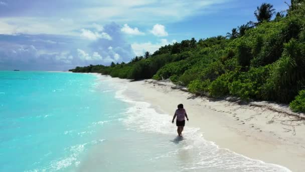 Vue Aérienne Belle Plage Tropicale Océan Bleu Avec Une Femme — Video