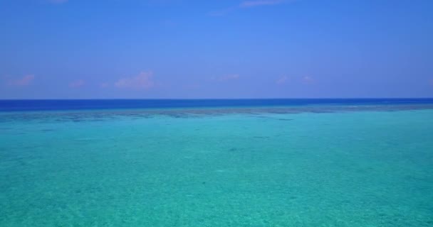 フィリピンのバージン諸島の白い砂 ターコイズブルーの海の水と空を持つ驚くべき孤独なエキゾチックなビーチ — ストック動画