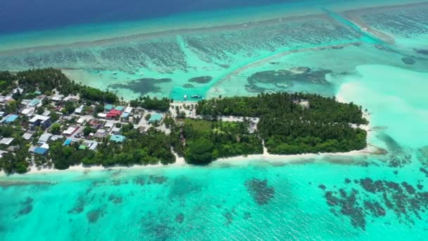 Riesige Grüne Insel Mit Üppigem Grün Und Kleinen Gebäuden Naturszene — Stockvideo