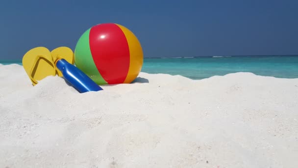 Ball Mit Flip Flops Und Lotion Strand Urlaubsszene Thailand Asien — Stockvideo