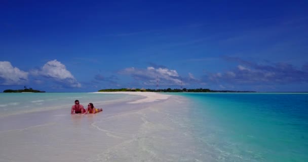 Pemuda Dan Wanita Berbaring Pantai Laut Dan Berjemur Pasangan Yang — Stok Video