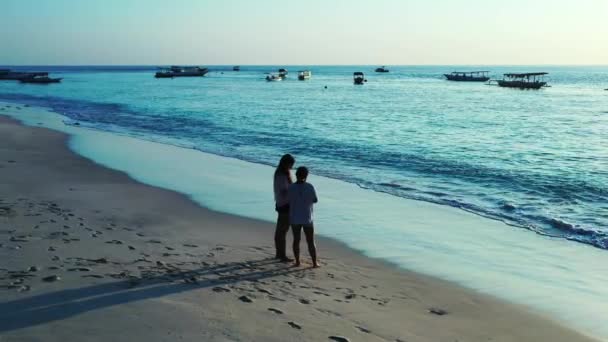 Belas Mulheres Jovens Praia Tropical Pôr Sol — Vídeo de Stock