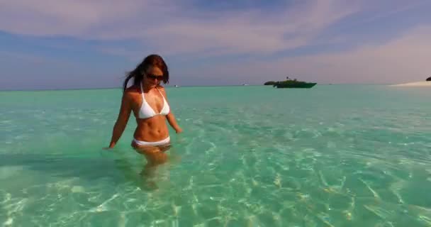 Mujer Joven Disfrutando Día Soleado Playa Tropical Feliz Joven Playa — Vídeo de stock