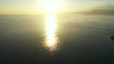 Deniz kenarında sarı gün batımı. Tayland 'a yaz yolculuğu.