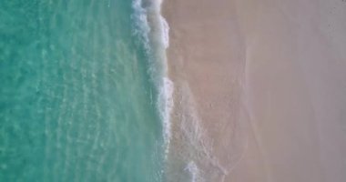Temiz, şeffaf, sığ suyun yakın görüntüsü. Dominik Cumhuriyeti, Karayipler 'in güneşli doğası. 