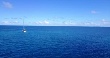 Gündüz vakti mavi deniz manzarası. Endonezya, Bali 'de yaz tatili.  