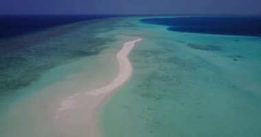 Kum yolu olan deniz manzarası. Jamaika, Karayipler Manzarası.