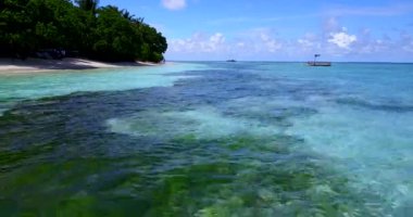 Dibinde yabani otlar olan deniz kıyısı. Bali, Endonezya 'ya egzotik yaz gezisi. 