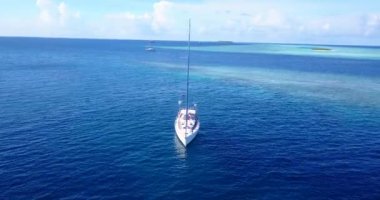 Mavi denizde hareket eden bir tekne. Endonezya, Bali 'de tatil sezonu.