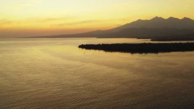 Yaz mevsiminde gün batımı manzarası. Tayland 'a yaz yolculuğu.
