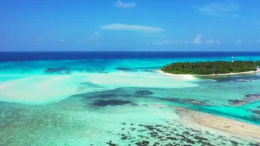 Turkuaz denizde tropik yeşil ada. Dominik Cumhuriyeti, Karayipler 'in şaşırtıcı doğası.
