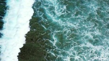 Doğal dalgalı deniz suyu yüzeyi. Bahamalar cennet sahnesi, Karayipler.
