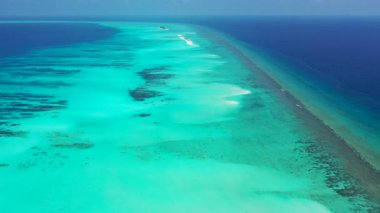Canlı turkuaz deniz manzarası. Tayland 'da yaz mevsimi.  