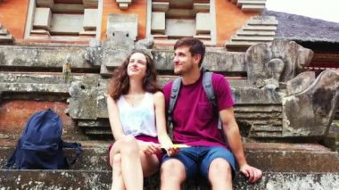 Asya şehir sokağındaki genç ve sevimli çift, turizm konsepti görüntüleri. 