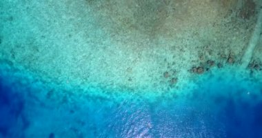 Öğle vakti kıyı şeridinin en üst görüntüsü. Tayland, Asya gezisi.