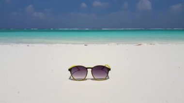 Beyaz sahilde güneş gözlüğü. Tayland, Asya 'da tatil sahnesi. 