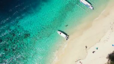 Tepeden görülen tropik bir ada. Bali, Endonezya 'da egzotik tatil.