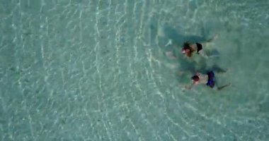 Kristal okyanusta yüzen sevgili ve erkek arkadaş manzarası, yaz seyahati konsepti video klibi 
