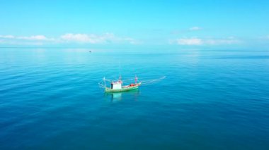 Gündüz vakti güneşli sahil bölgesi. Maldivler 'de yaz tropik sahnesi