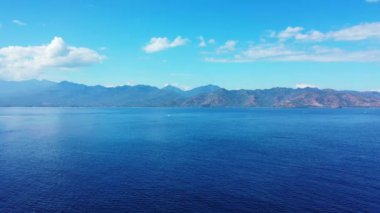 Yüksek dağları olan deniz manzarası. Bali, Endonezya 'da egzotik tatil.