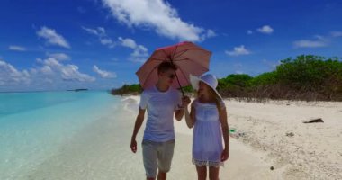 Genç aşık çift tropikal adada dinleniyor.