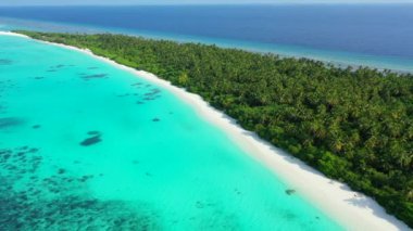 İnsansız hava aracından deniz manzaralı bir ada. Tayland, Asya 'da yaz tatili. 