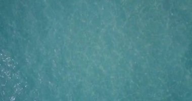 Dalgalanan mavi deniz yüzeyi, doğal arka plan. Bora Bora 'da yaz tatili, Fransız Polinezyası.