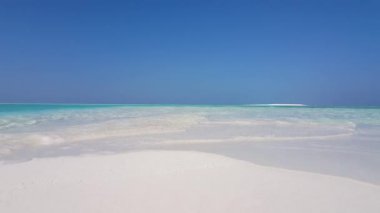 Kıyıda sığ deniz suyu. Endonezya, Bali 'de tropik bir manzara.   