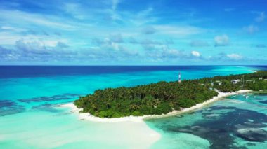 İHA 'dan canlı turkuaz deniz manzaralı. Dominik Cumhuriyeti doğası, Karayipler.