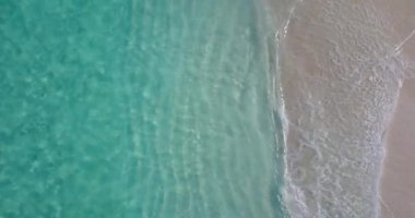 Sabaha sakin bir sahil manzarası var. Tayland 'da yaz mevsimi.  