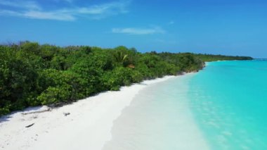 Sabahları turkuaz suyu olan güneşli bir sahil. Endonezya, Bali 'de yaz tatili.