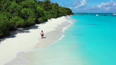 Egzotik yaz plajındaki yürüyen kadın görüntüsü. Tayland 'da huzurlu deniz.