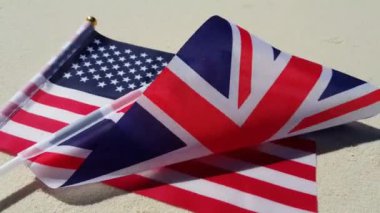 Sahilde ABD ve İngiltere bayrakları sallıyordu. Barbados, Karayiplerin güneşli doğası. 