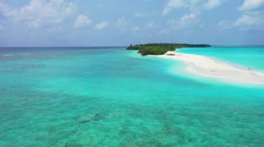 Maldivler 'de yaz tatili. Yeşil adası olan canlı tropikal deniz manzarası