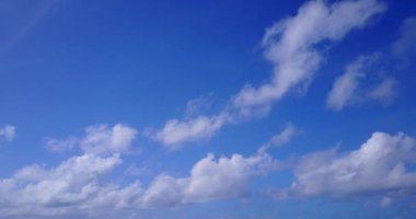 Bulutlu mavi gökyüzü - doğal arka plan. Endonezya, Bali 'de tropikal tatilin tadını çıkarıyorum..