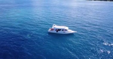 Denizde sallanan beyaz bir yat. Bali, Endonezya 'ya egzotik yaz gezisi. 