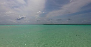 Huzurlu deniz manzarasını gözlemliyorum. Bali 'nin doğal arka planı.