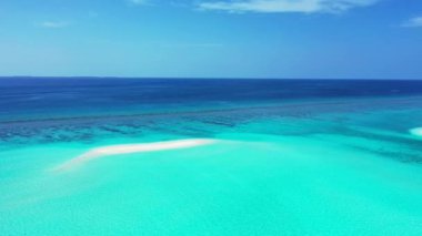 Beyaz kumlu, turkuaz mavi okyanus suyuyla ve Karayipler 'deki bakir adaların okyanus gökyüzüyle güzel, yalnız tropikal plaj.