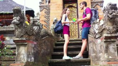 Asya tapınağının yanında sırt çantalı bir çift turist, seyahat konsepti. 