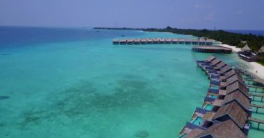 Ahşap bungalovları olan bir ada. Endonezya, Bali 'de tatil sezonu.