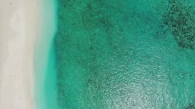 Denizdeki ada kum yolu. Endonezya 'nın Bali Doğası.