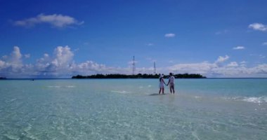 Tropikal adadaki turkuaz okyanus beyaz kumlu plajın inanılmaz manzarası. Karayipler, Atlantik Okyanusu 'nda yaz tatilinin tadını çıkaran çift.