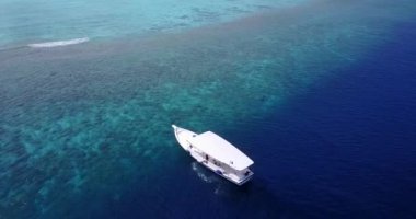 Deniz manzaralı bir tekne. Endonezya 'nın Idyllic doğası.
