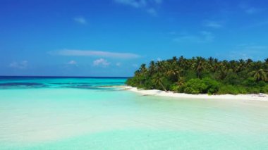 Öğle vakti yeşil adalı deniz manzaralı. Bahamalar, Karayipler 'de yaz sahnesi.