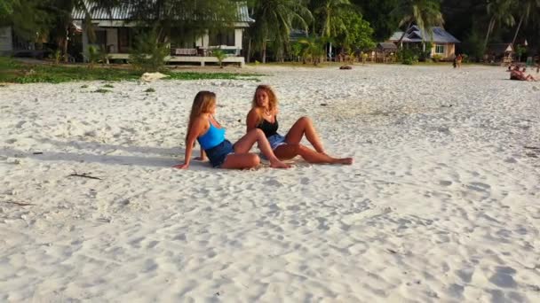 Счастливые Великолепные Кавказские Девушки Сидят Отдыхают Песчаном Пляже Тропического Острова — стоковое видео
