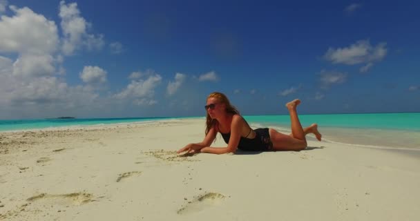 Mulher Ruiva Maiô Preto Deitado Areia Tomando Banho Sol Maldivas — Vídeo de Stock