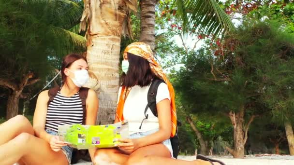 Vue Filles Assises Dans Des Masques Sur Plage Sable Près — Video