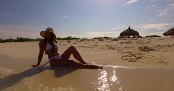 Jovem Mulher Atraente Desfrutando Praia Das Maldivas Água Oceano Areia — Vídeo de Stock