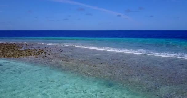 波が小さい沿岸部 インドネシア バリのエキゾチックな自然シーン — ストック動画